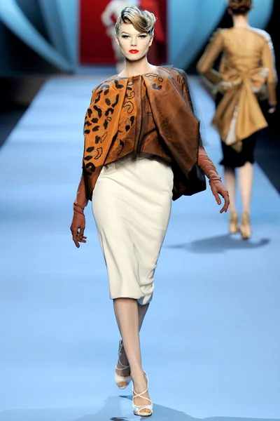 Look 7